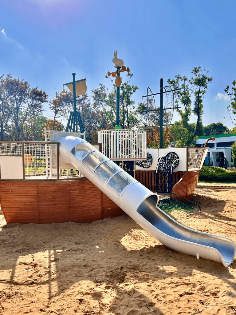 China Factory Outdoor Playground Equipment for Hotels & Resorts: Slides, Swings, Rope Courses
